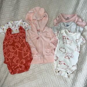 H&M, Carters, and Gerber Total Lot of 6 Onsies/Romper, Sweatshirt Size Newborn